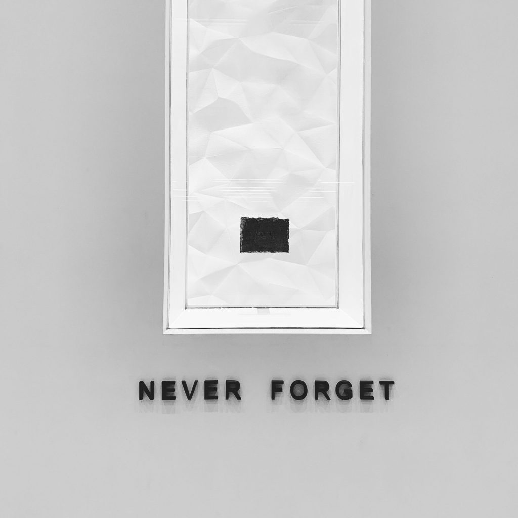 A sign saying "never forget"